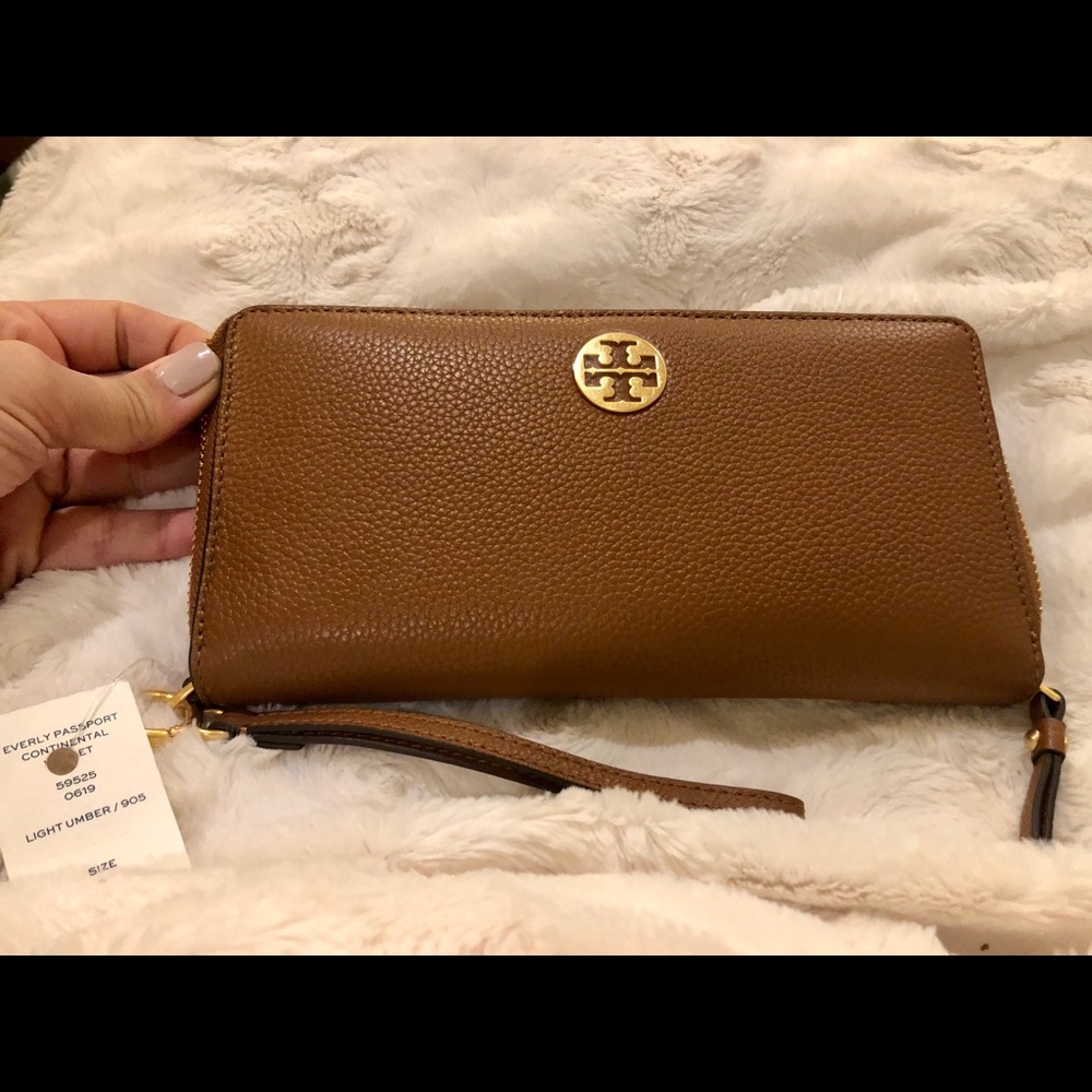 NEW Tory Burch Everly Wallet.